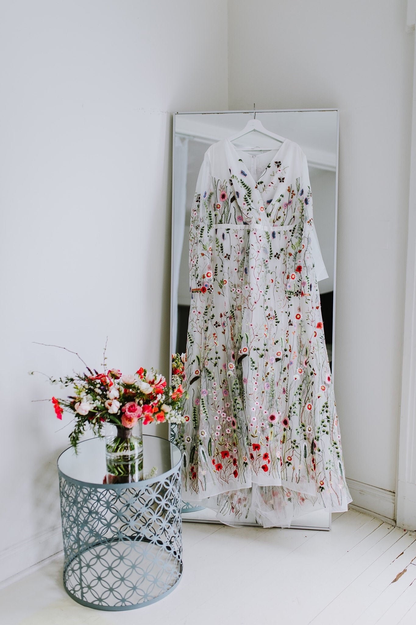 White Plus size Wedding Dress with Flowers, Embroidery Floral Bridal Gown with long sleeves, White Tulle Wedding Dress long