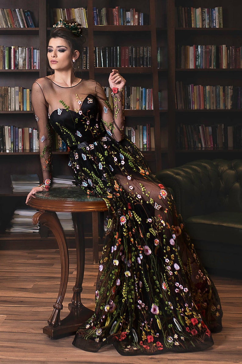 Robe en tulle noire brodée / Maxi broderie élégante en dentelle florale / Robe mère de la mariée fleurs sauvages Longue robe brodée Robe de bal image 1