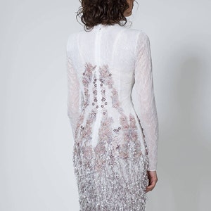 Hoge hals trouwjurk, Ombre trouwjurk met franje, Grijze bruidsjurk, mouwen trouwjurk in off wit en grijs, Slit trouwjurk afbeelding 7
