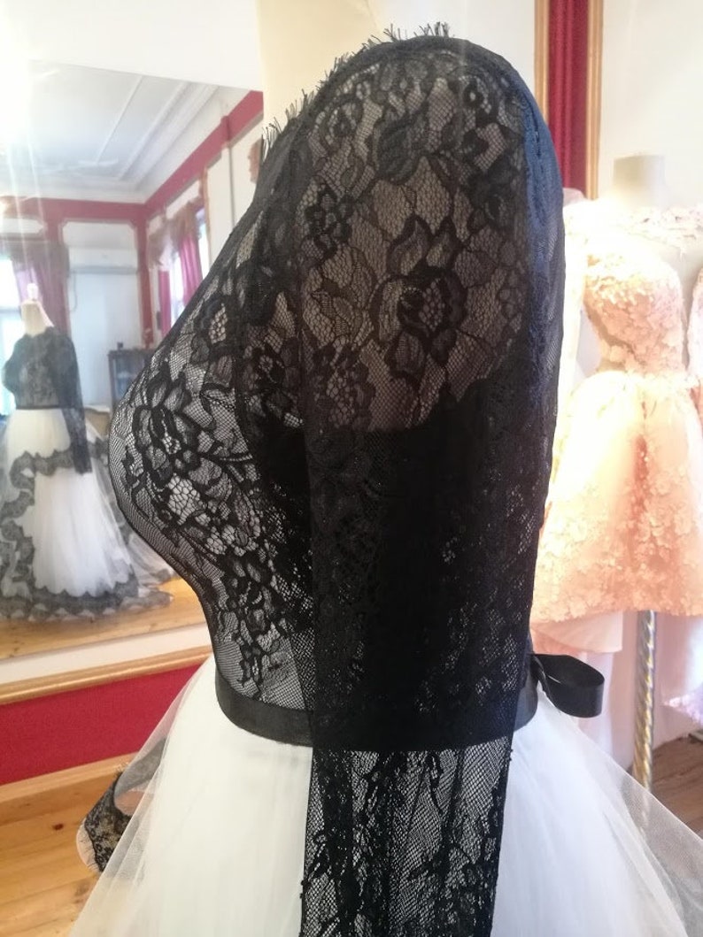 Langes Brautkleid mit schwarzer Spitze, Schwarz-Weißes Brautkleid, Brautkleid aus Ärmelspitze, Französisches Brautkleid aus Alencon-Spitze Bild 10