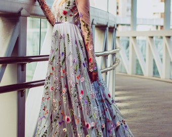 Vestido de novia de flores en gris, Vestido de novia de color con mangas, Vestido de novia floral bordado en gris, Vestido de novia bordado en tul