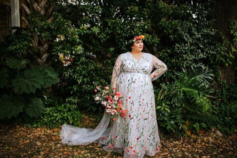 White Plus size Wedding Dress with Flowers, Embroidery Floral Bridal Gown with long sleeves, White Tulle wedding dress long long sleeves