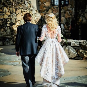 Vestido de novia corto asimétrico en rubor, vestido de novia corto y bajo, vestido de novia Moderno Chic con flores, Vestido de verano de hadas imagen 9