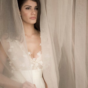 Robe de mariée simple en blanc cassé, robe de mariée florale de mousseline de soie, robe de mariée longue, robe de mariée sans manches longue, robe de mariée personnalisée image 2