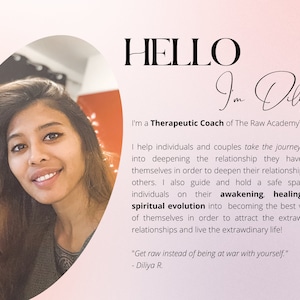 Pu&ograve; includere: Una donna con i capelli scuri e un sorriso caldo &egrave; raffigurata nell'immagine. &Egrave; una coach terapeutica di The Raw Academy. Il testo "HELLO I'm Diliya!" &egrave; scritto in un font decorativo sopra la sua testa. Il testo sotto la sua immagine recita: "Aiuto individui e coppie a intraprendere il viaggio interiore per approfondire la relazione che hanno con se stessi al fine di approfondire le loro relazioni con gli altri. Guido anche e mantengo uno spazio sicuro per gli individui nel loro risveglio, guarigione ed evoluzione spirituale per diventare la migliore versione di se stessi al fine di attirare relazioni straordinarie e vivere una vita straordinaria!" Il testo in fondo all'immagine recita: "Sii autentico invece di essere in guerra con te stesso." - Diliya R.