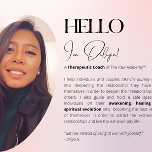 K&ouml;nnte beinhalten: Eine Frau mit langen dunklen Haaren l&auml;chelt in die Kamera. Der Text "HELLO I'm Diliya! A Therapeutic Coach of The Raw Academy&trade;" ist in schwarzer Schrift auf rosa Hintergrund geschrieben. Der Text setzt sich mit einer Beschreibung der Coaching-Dienstleistungen der Frau fort, einschlie&szlig;lich des Begriffs "spirituelle Entwicklung".