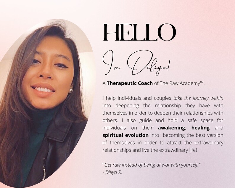 K&ouml;nnte beinhalten: Eine Frau mit langen dunklen Haaren l&auml;chelt in die Kamera. Der Text "HELLO I'm Diliya! A Therapeutic Coach of The Raw Academy&trade;" ist in schwarzer Schrift auf rosa Hintergrund geschrieben. Der Text setzt sich mit einer Beschreibung der Coaching-Dienstleistungen der Frau fort, einschlie&szlig;lich des Begriffs "spirituelle Entwicklung".