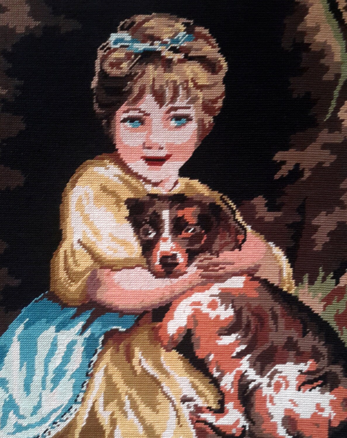 Jeune Fille Dans La Robe de Satin avec Sa Tapisserie Cousue d'aiguille Chien-Main Idéale Pour Le Mur
