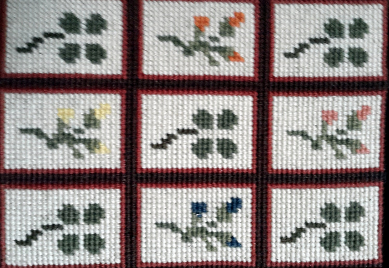 Petit Treillis de Glands, Fleurs et Trèfle - Tapisserie à Aiguille Cousue La Main Vintage