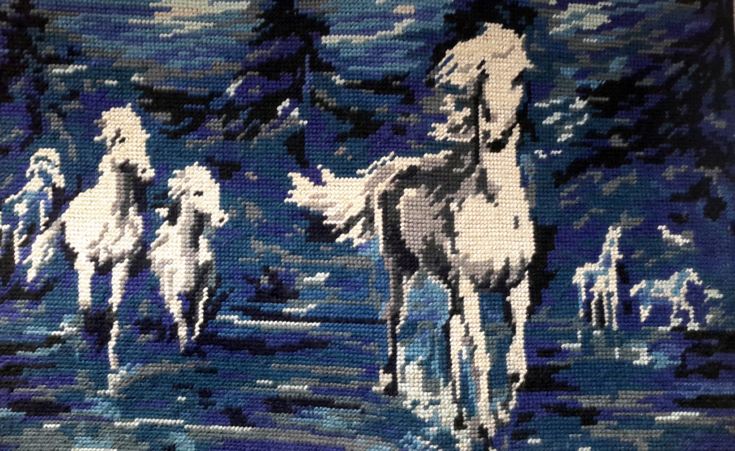 Chevaux Blancs Sauvages sur Fond de Blues - Tapisserie Cousue d'aiguille Main Cru Idéale Pour Le Cou