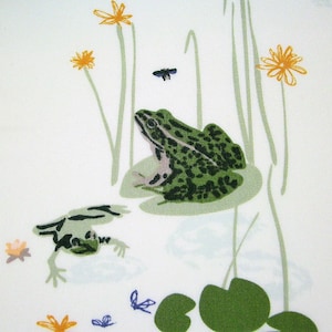 Könnte beinhalten: Weißer Stoff mit einem sich wiederholenden Muster aus Fröschen, Seerosenblättern und Insekten. Die Frösche sind grün mit schwarzen Punkten, und die Seerosenblätter sind grün. Die Insekten sind blau und schwarz, und die Blumen sind orange.