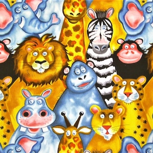 Könnte beinhalten: Ein farbenfroher Stoff mit verschiedenen Tierillustrationen. Die Tiere umfassen ein Zebra, eine Giraffe, einen Löwen, einen Elefanten, ein Flusspferd und einen Tiger. Der Stoff ist leuchtend gelb mit schwarzen, blauen, rosa und braunen Akzenten.