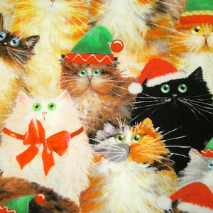 Könnte beinhalten: Ein festlicher Stoffdruck mit einer Gruppe flauschiger Katzen mit langem Fell. Mehrere Katzen tragen rote oder grüne Weihnachtsmützen, während eine weiße Katze mit einer leuchtend roten Schleife geschmückt ist. Die Katzen haben schwarzes, weißes und orangefarbenes Fell.