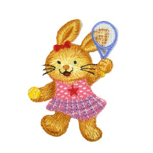 Könnte beinhalten: Gestickter Aufnäher eines Cartoon-Kaninchens beim Tennisspielen. Das Kaninchen ist goldbraun mit einer roten Schleife und trägt ein rosa gepunktetes Kleid mit einem lila Rock. Es hält einen blauen Tennisschläger und einen gelben Tennisball.