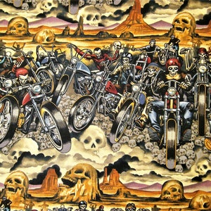 Könnte beinhalten: Ein Stoffdruck mit einer Wüstenlandschaft voller Totenköpfe und Skelette auf Motorrädern. Die Szene zeigt Felsformationen, dunkle Wolken und eine Vielzahl von Figuren auf Motorrädern, alles in einem detaillierten, grafischen Illustrationsstil.