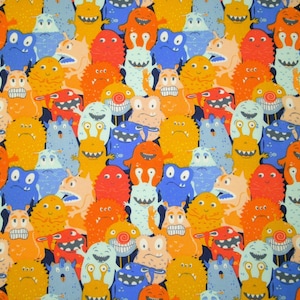 Könnte beinhalten: Ein sich wiederholendes Stoffmuster mit einer dichten Ansammlung von Cartoon-Monstern in verschiedenen Formen und Größen. Die Kreaturen sind in leuchtenden Farben wie Orange, Blau, Gelb, Rot und Hellgrün dargestellt und haben alle eigene Gesichtsausdrücke.
