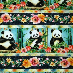 Könnte beinhalten: Ein gemusterter Stoff mit sich wiederholenden horizontalen Streifen von Großen Pandas, die zwischen grünen Bambusstangen und leuchtend rosa, orangefarbenen und gelben Blumen sitzen. Das Design enthält dekorative Bordüren mit Blumenmotiven auf dunklem Grund.