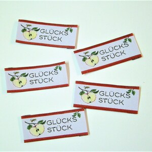 5 geweven labels "Glücksstück - Apfel" 45 x 20 mm voorgevouwen