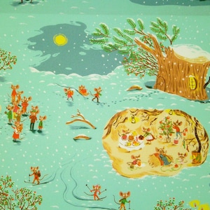 Könnte beinhalten: Eine skurrile Illustration zeigt eine Winterszene mit Cartoon-Mäusen. Die Mäuse fahren Ski, rodeln und versammeln sich um einen Baumstumpf. Der Hintergrund ist helltürkis mit einer gelben Sonne und fallendem Schnee. Bäume und eine schneebedeckte Landschaft vervollständigen die Szene.