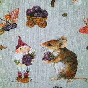 Puede incluir: Ilustración caprichosa con un gnomo y un ratón, ambos sosteniendo moras. También se representa un pequeño carro de madera lleno de moras y ramitas de hojas. La paleta de colores incluye tonos de marrón, morado y verde sobre un fondo gris claro.