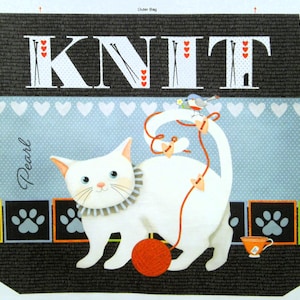 Könnte beinhalten: Ein Stoffpaneel für eine Außentasche mit dem Wort KNIT in großen weißen Buchstaben mit roten Herzen. Eine weiße Katze mit gestreiftem Kragen spielt mit einem roten Wollknäuel und Herzanhängern. Ein kleiner Vogel, eine Tasse und Pfotenabdrücke.