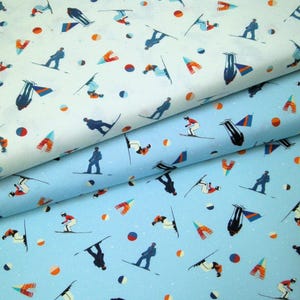 Peut inclure: Tissu avec un motif répété de skieurs et de snowboarders en action. Le motif présente des personnages en rouge, bleu et orange, ainsi que des formes géométriques et des points colorés, sur fond bleu clair et blanc.