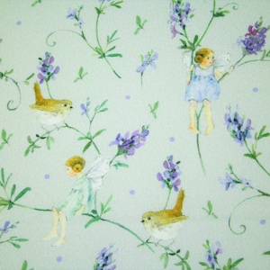 Könnte beinhalten: Ein grüner Stoff mit einem sich wiederholenden Muster aus lila Blüten, kleinen Vögeln und Feen. Die Feen tragen blaue Kleider und haben Flügel.