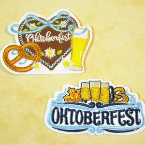 Könnte beinhalten: Zwei gestickte Patches mit Oktoberfest-Motiv. Der erste Patch zeigt ein herzförmiges Lebkuchenherz mit einem Brezel und einem Bierkrug. Der zweite Patch zeigt ein Banner mit dem Text "Oktoberfest" und drei Bierkrügen.
