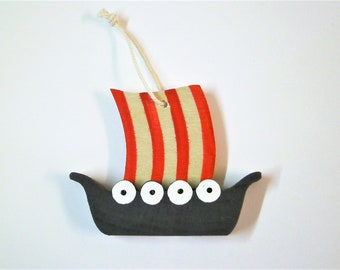 Nave vichinga pendente in legno