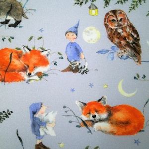 Könnte beinhalten: Ein skurriles Stoffdesign mit Illustrationen eines schlafenden Fuchses, einer Eule und eines Dachses. Das Design umfasst kleine Figuren in blauer Kleidung, einen Halbmond und Sterne auf hellblauem Hintergrund. Das Gesamtthema ist eine Waldszene.