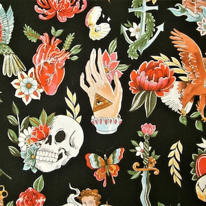 Könnte beinhalten: Ein schwarzer Stoff mit einem sich wiederholenden Muster aus farbenfrohen Illustrationen im Tattoo-Stil, darunter ein rotes anatomisches Herz, ein Totenkopf mit Blumen, eine Hand mit einem Auge, ein fliegender Adler, ein Schmetterling, ein Dolch und ein Herz mit dem Text LOVE.