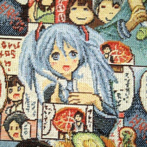 Könnte beinhalten: Eine bunte Kreuzstich-Wandbehang mit einer blauhaarigen Anime-Figur mit einer roten Schleife. Der Wandbehang besteht aus verschiedenen Farben und Texturen, darunter Rot, Weiß, Blau, Grün und Gelb. Die Figur hält ein rot-weißes Objekt in ihren Händen.