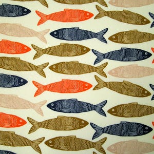 Op de afbeelding: Een herhalend patroon van gestileerde vissen in marineblauw, oranje, bruin en lichtroze op een crèmekleurige achtergrond. De vissen zijn horizontaal georiënteerd en gelijkmatig verdeeld, wat een aantrekkelijk ontwerp creëert.