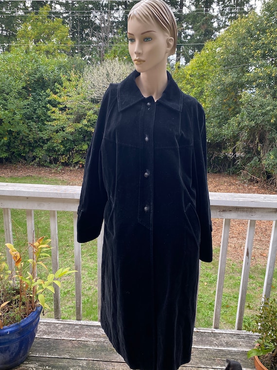 Black Vintage Velvet 60s Opera Evening Coat Lou Ri