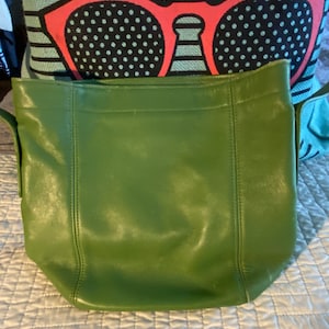 Vintage Apple Grass Green Leather Coach Bucket Boho Knapsack Cross Body Shoulder Bag USA