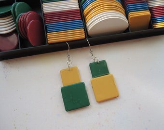 Orecchini lunghi pendenti vintage in plastica con fiches da gioco giallo e verde