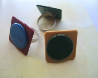 Anello maxi vintage con fiches in plastica vari colori - Quadrato