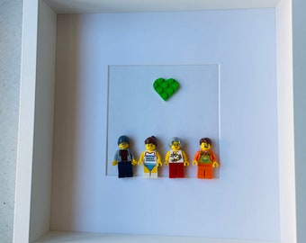 Quadretto Famiglia Con Minifigures personalizzate con accessorio (da 2 a 4 personaggi)