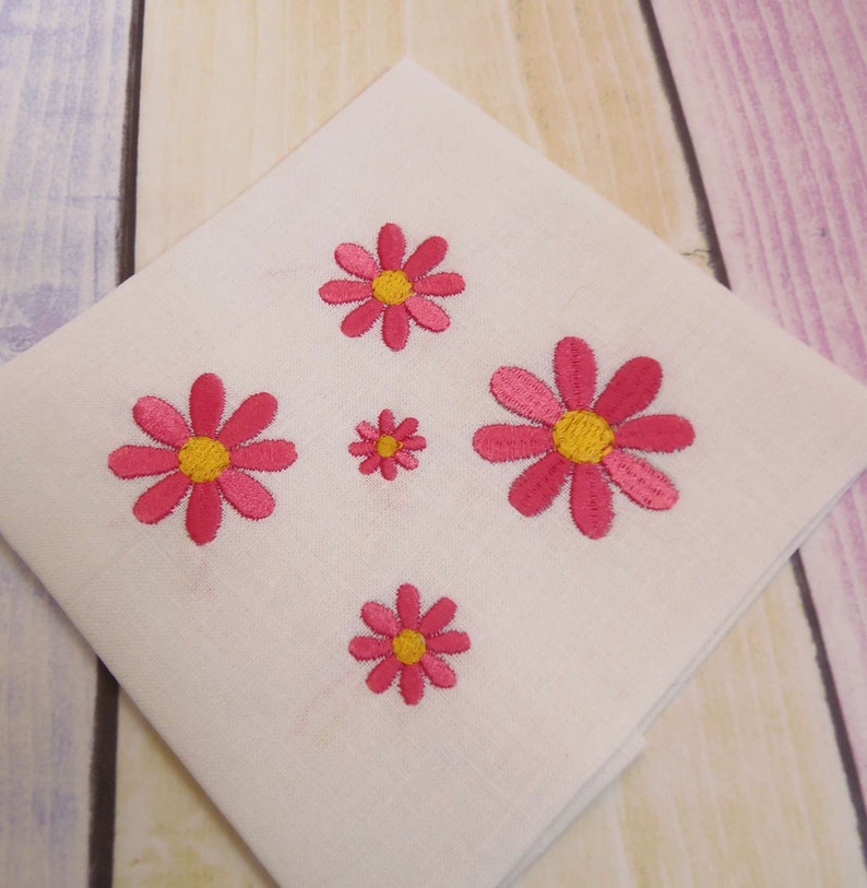 Simple 8 petals daisy flower machine embroidery design in 5 | Etsy