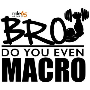 Puede incluir: Diseño gráfico en blanco y negro con el texto "BRO DO YOU EVEN MACRO" y una imagen de dibujos animados de una persona levantando pesas.