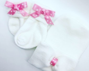 Valentine's Newborn Hat and Sock Set.Baby girl newborn hat and sock set with satin heart ribbon. Baby girl beanie gift set. Hospital hat.