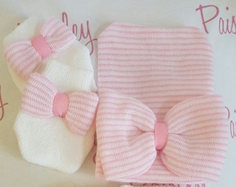 Newborn girl Hospital Gift Set. Newborn hat, mitten and sock set with pink and white striped matching bows. Hospital hat. Baby gift set.