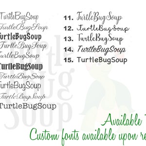K&ouml;nnte beinhalten: Ein wei&szlig;er Hintergrund mit schwarzem Text, der 15 verschiedene Schriftarten f&uuml;r den Ausdruck "Turtle Bug Soup" auflistet. Der Text am unteren Rand des Bildes lautet "Verf&uuml;gbare Schriftarten" und "Benutzerdefinierte Schriftarten auf Anfrage verf&uuml;gbar".