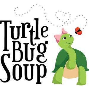 Pu&ograve; includere: Illustrazione di un cartone animato di una tartaruga verde con un fiocco rosa sulla testa, che guarda una coccinella rossa e nera. Una linea tratteggiata forma un cuore sopra la tartaruga.