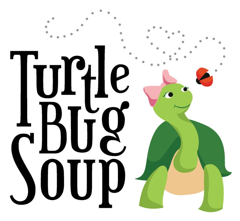 Pu&ograve; includere: Illustrazione di un cartone animato di una tartaruga verde con un fiocco rosa sulla testa, che guarda una coccinella rossa e nera. Una linea tratteggiata forma un cuore sopra la tartaruga.