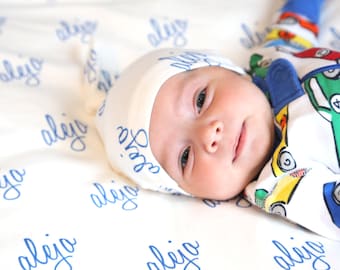 Personalized Newborn Gift Set. 100% organic cotton. Baby Blanket and Knot Newborn Beanie. Newborn Swaddle Blanket. Boy hat.