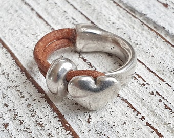 Leather ring with heart in cognac, ring leather, ring for women, boho chic, handmade, zamak, gift for her, boho rings, gypsy rings