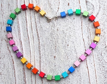 Kette Kunterbunt mit Aluminiumperlen, Kette für Frauen, handgefertigte Kette, Geschenk für Freundin, Statement Kette, Würfelkette,Regenbogen