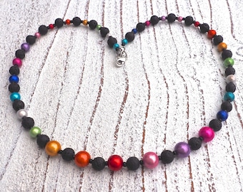 Kette mit Miracle Perlen in Regenbogenfarben und Lavaperlen, Kette für Frauen, handgefertigte Kette, Geschenk für Freundin, bunte Kette