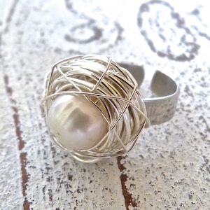 Anillo de perlas para mujer, plata con perla, anillo hecho a mano en forma de nido de alambre de plata con una perla de agua dulce, engaste de alambre.